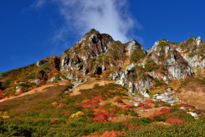 紅葉する山々